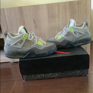 Jordan 4 Retro SE Neon